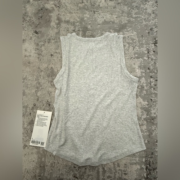 NWT lululemon hold tight crewneck tank waist length size 8 - Picture 2 of 3